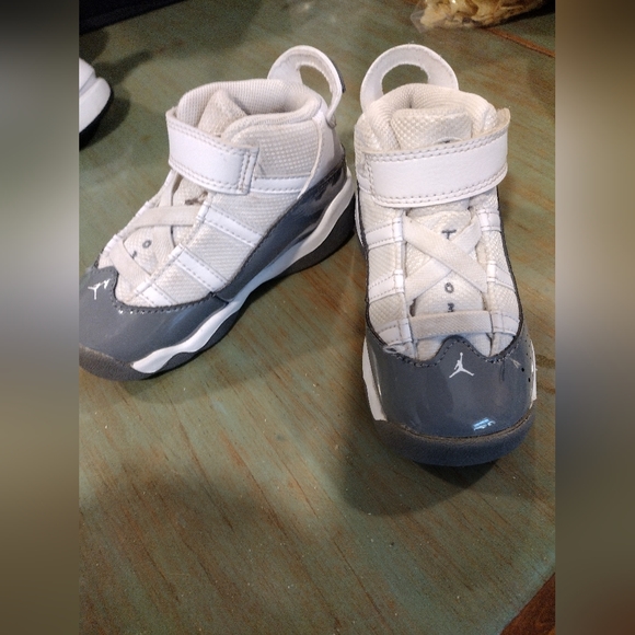 Boy's Jordans sneakers with Velcro ties, size 7C, gray and white. - Picture 2 of 10